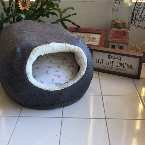 ‘Boots & Barkley’ Gray Pet Cave Bed - Picture 1 of 8